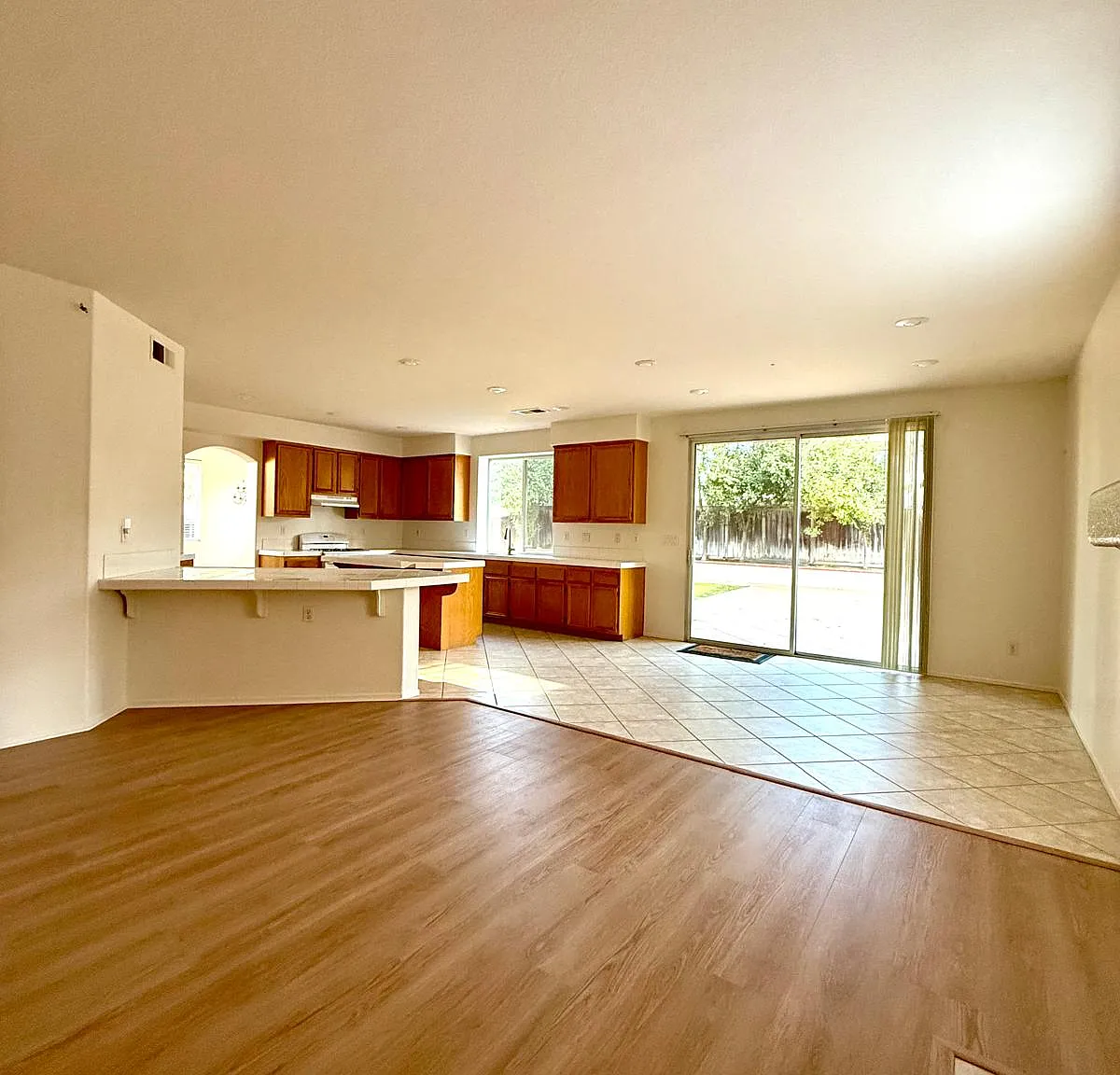 5 bed, 2855 sqft, $3,945 — Photo 3