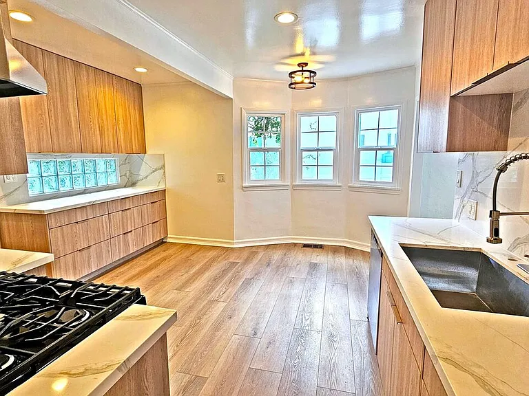 132 S La Peer Dr — Photo 10