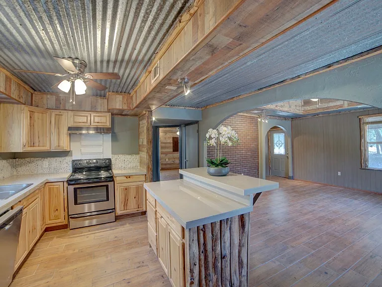 8851 Private Road 5204 — Photo 21