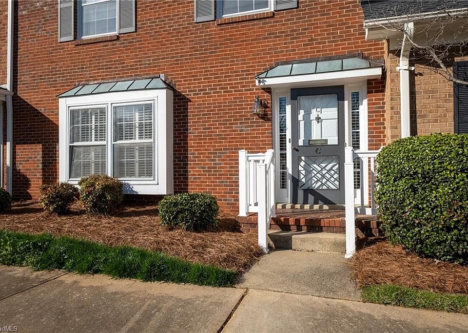 1st image of 27 Fountain Manor Dr
