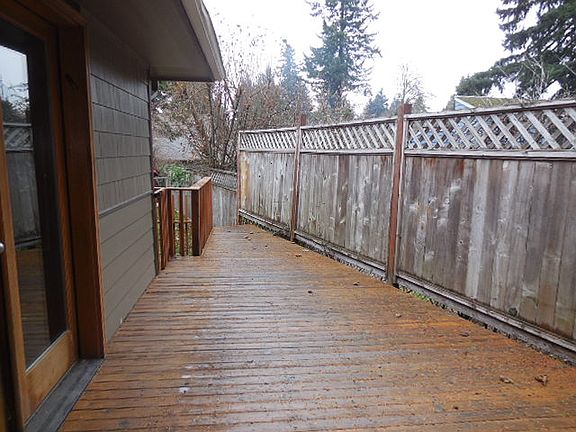 2nd image of 520 Eskridge Way SE