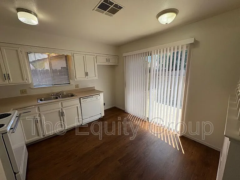 2037 S Tracy Ct — Photo 15