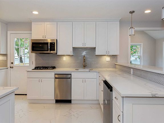 4th image of 1433 Kew Ave