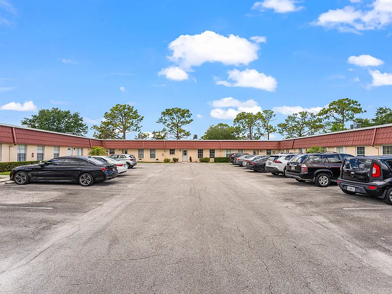 711 Laconia Cir #B — Photo 24