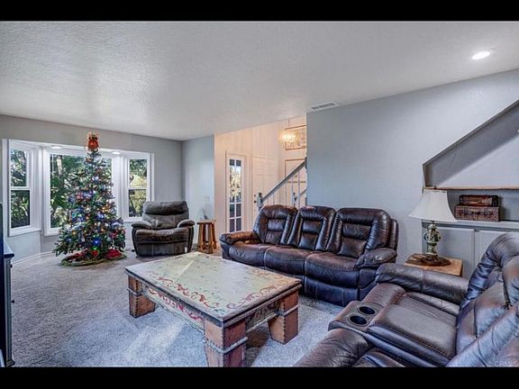 5th image of 299 Hutchison St
