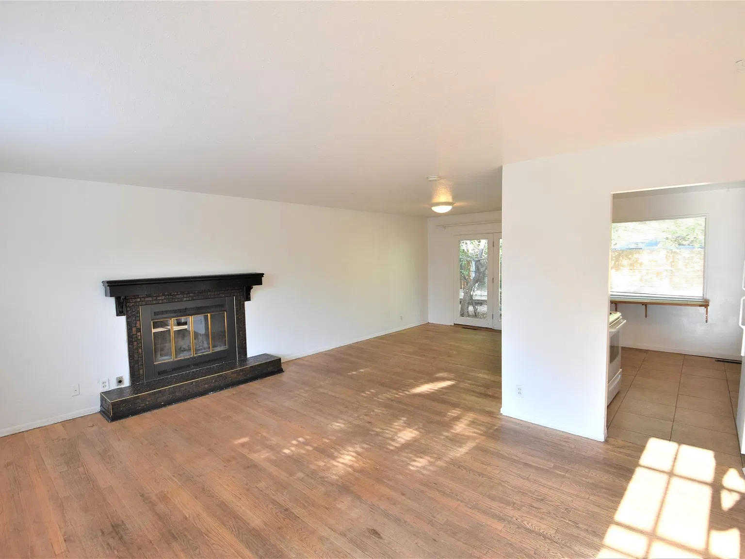 5 bed, 2.5 bath, 1107 sqft, $5,075 — Photo 2