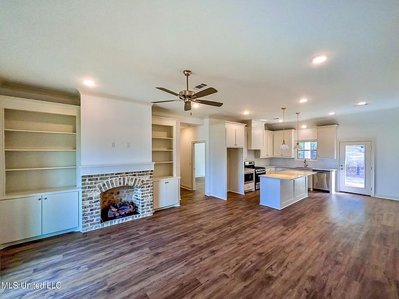 2nd image of 947 Riverside Ln