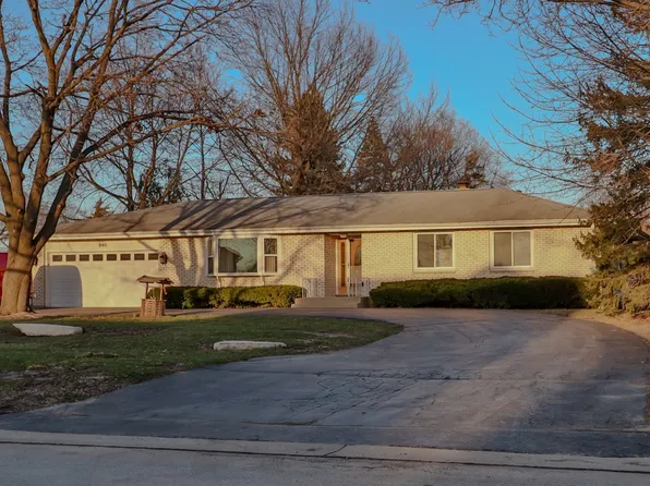 7N240 W End Rd, Roselle, IL 60172