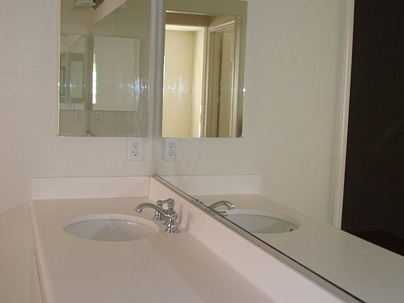 4th image of 453 Cornwall Gln #House