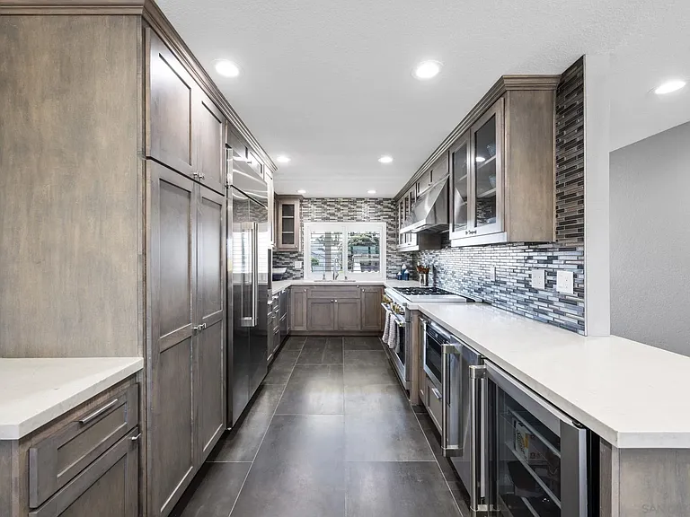 6 Kingston Ct E — Photo 11