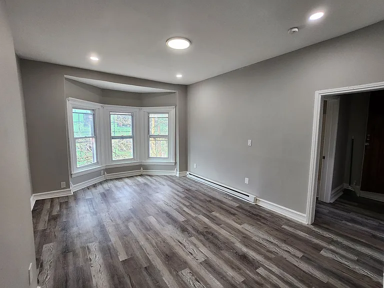818 W Walnut St — Photo 3