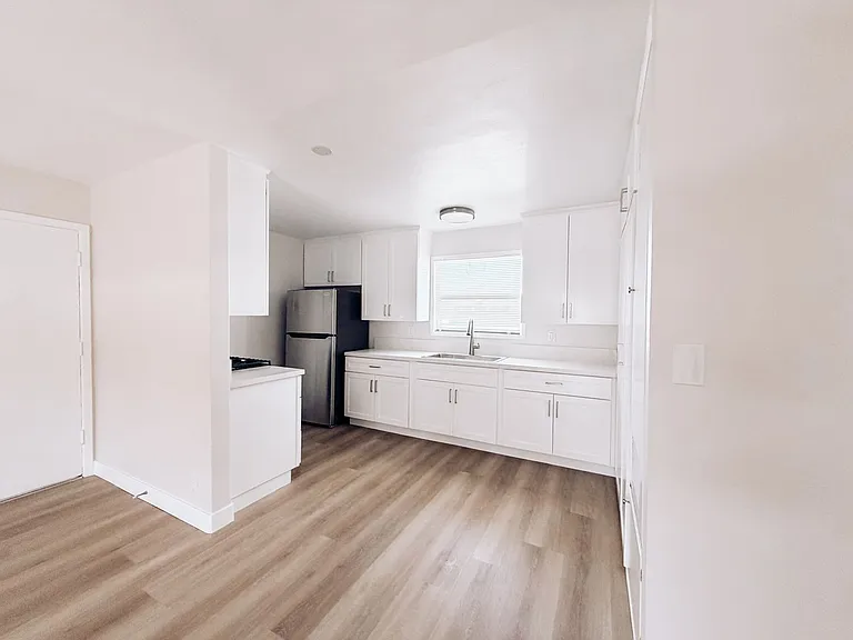 Commonwealth — Photo 5