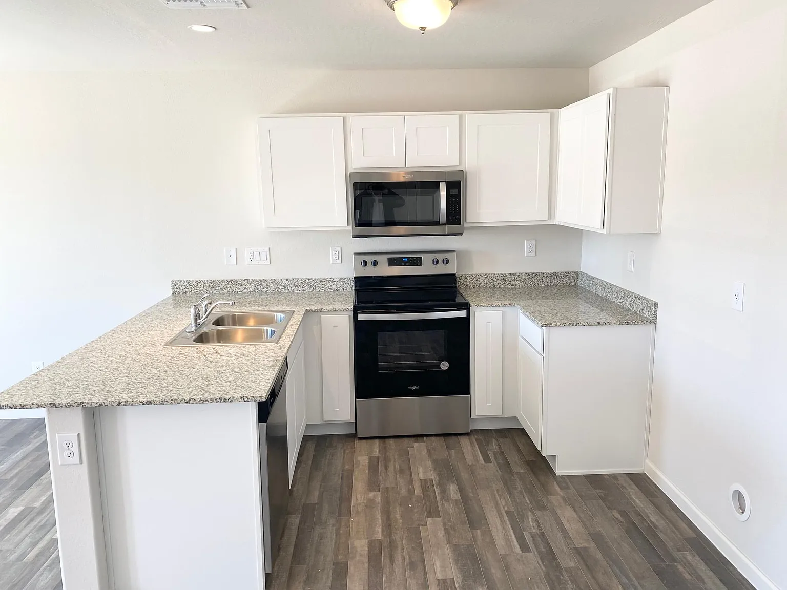 3 bed, 1000 sqft, $1,445 — Photo 3