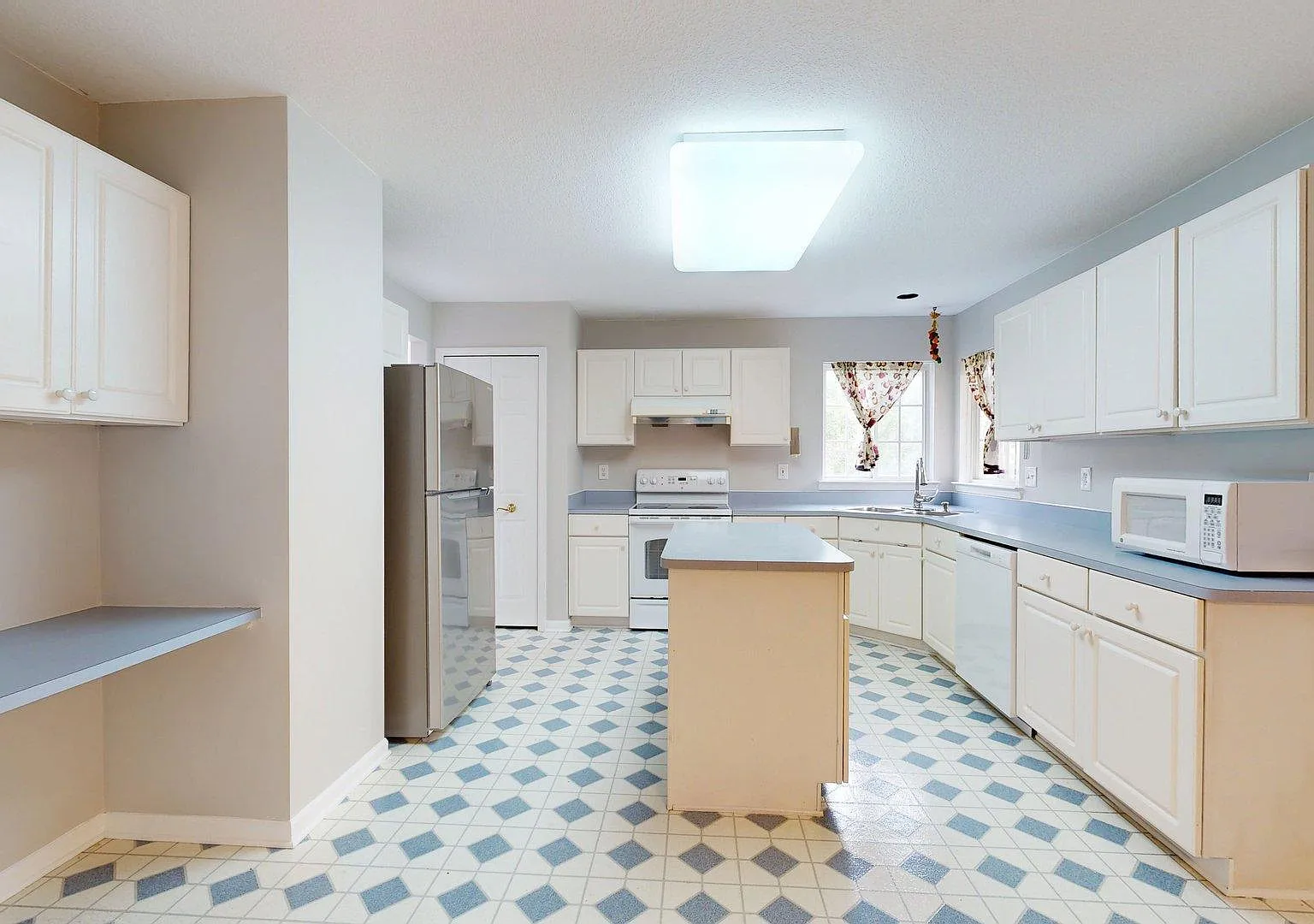4 bed, 2.5 bath, 3744 sqft, $3,600 — Photo 4