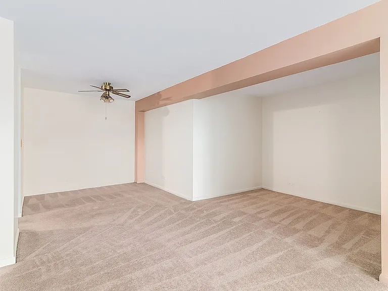 2201 S Stewart Ave #4H — Photo 2