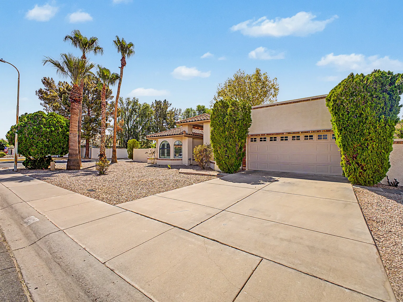 4 bed, 2200 sqft, $3,295 — Photo 2