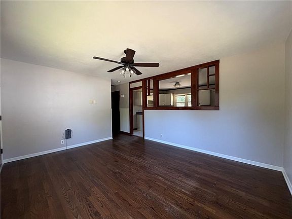 4th image of 807 S 23rd Ter