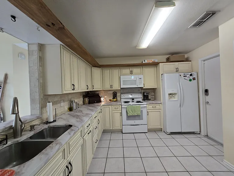 1545 Maxwell Ln — Photo 23