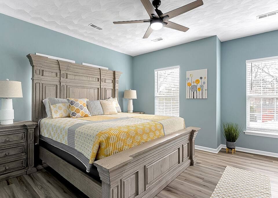 3rd floor master with king size bed and ensuite bath!