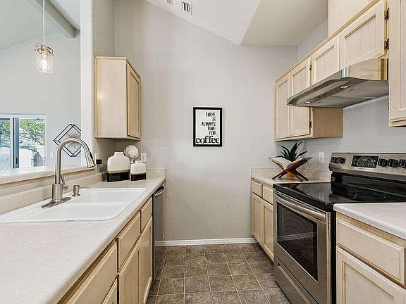5th image of 553 Mountain View Dr