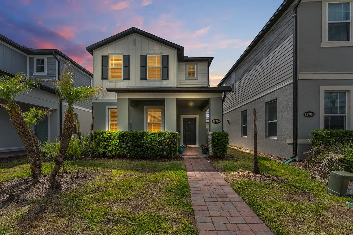 3 bed, 3.0 bath, 2322 sqft, $3,200 — Photo 2