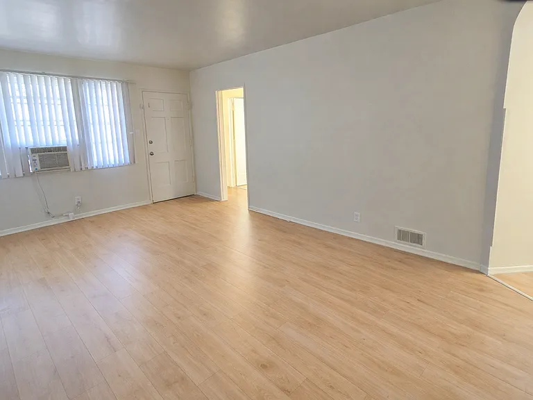 605 Kelton Ave — Photo 47