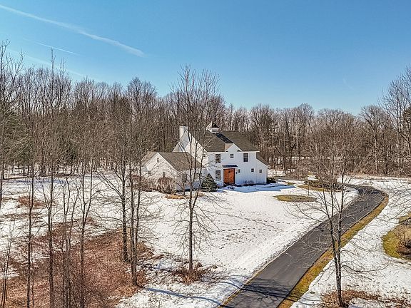 4th image of 13 Saratoga Farm Road