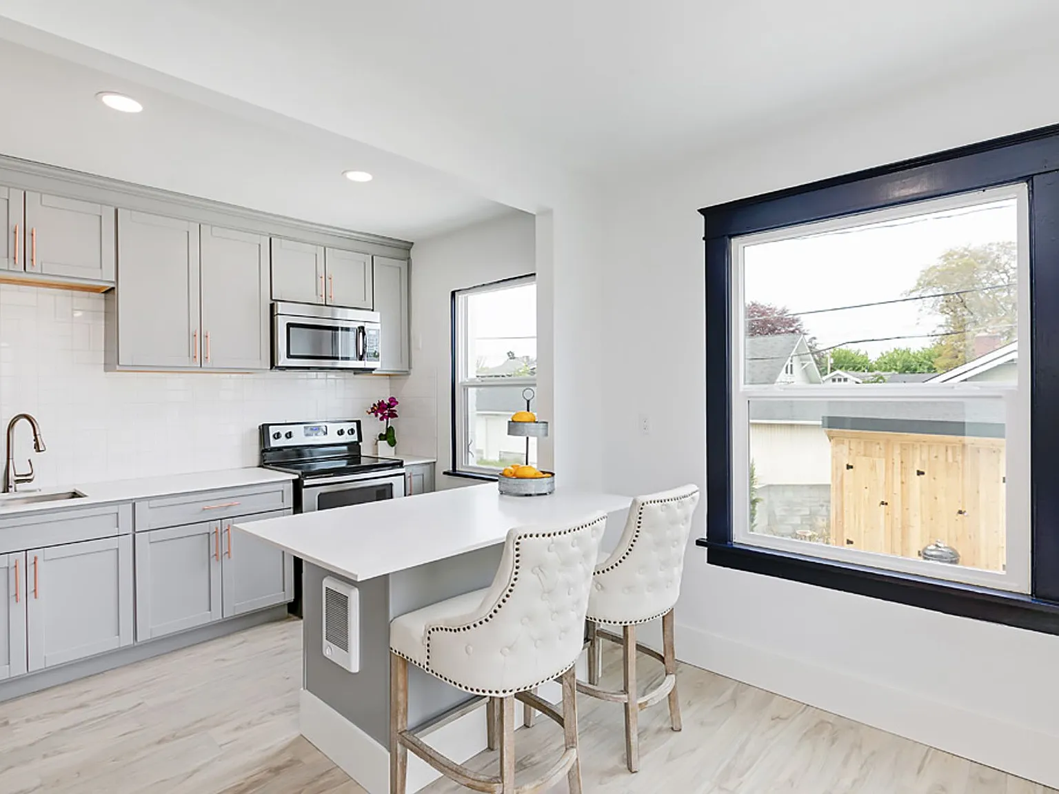 Maple Apartments — Photo 1