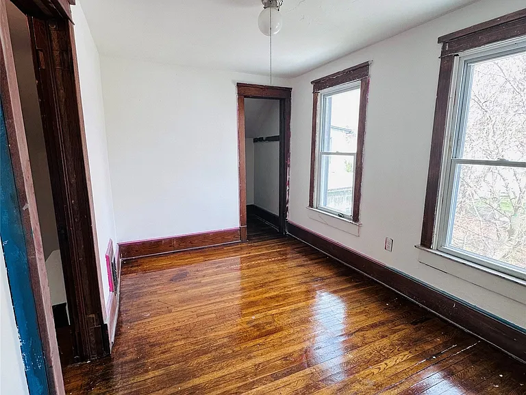 210 Squires Ave — Photo 20