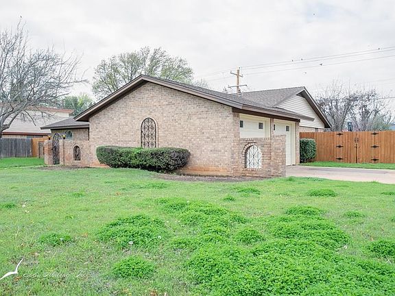 3rd image of 10 Lawrence Cir