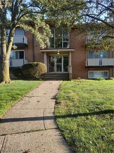 21999 River Oaks Dr APT F2, Rocky River, OH, 44116