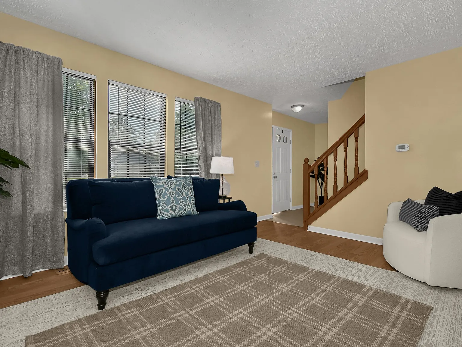 3 bed, 1.5 bath, 1576 sqft, $3,500 — Photo 2