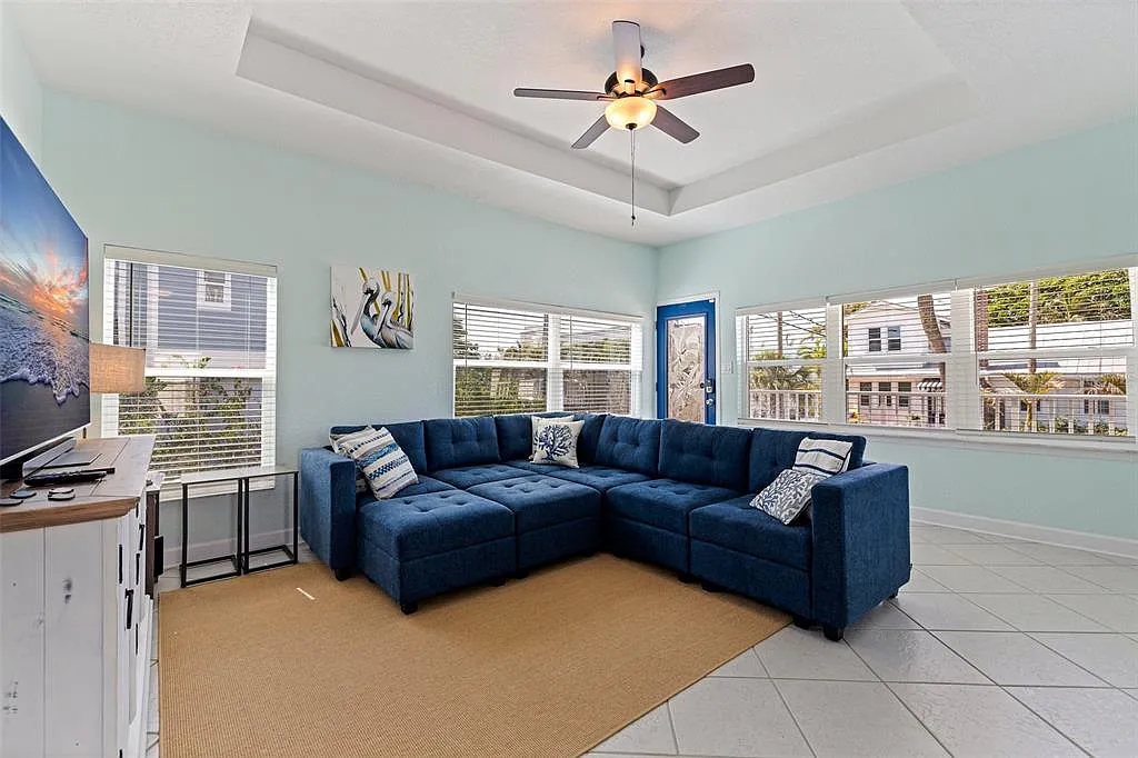 3 bed, 3.0 bath, 1599 sqft, $9,000 — Photo 3