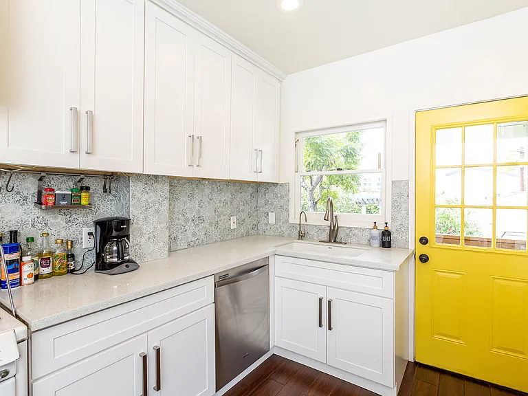 Sanborn Ave — Photo 13