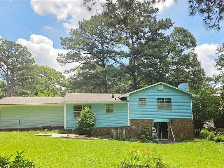 3533 Charlotte Dr — Photo 2