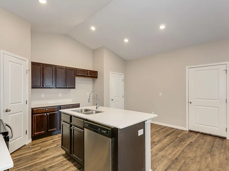 421 S Longbranch Dr — Photo 3