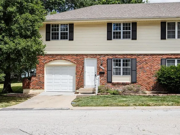 7000 NW Chapel Woods Ln, Kansas City, MO 64152