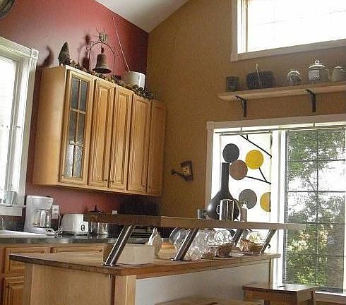 kitchen w/ vaultd ceiling and island