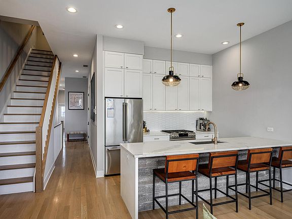 5th image of 2705 N Hamlin Ave #3