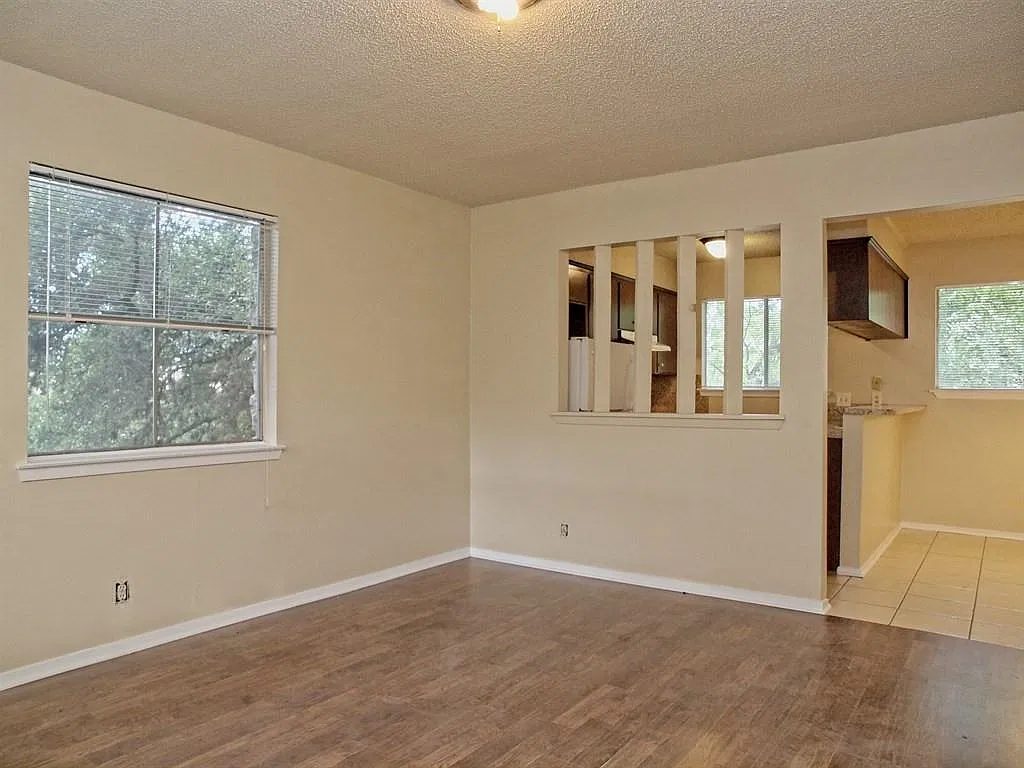 1 bed, 1.0 bath, 700 sqft, $1,000 — Photo 2