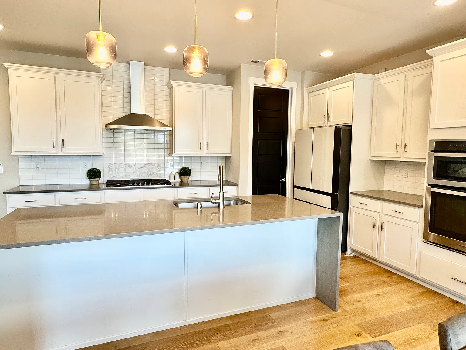 5 bed, 2710 sqft, $5,980 — Photo 4