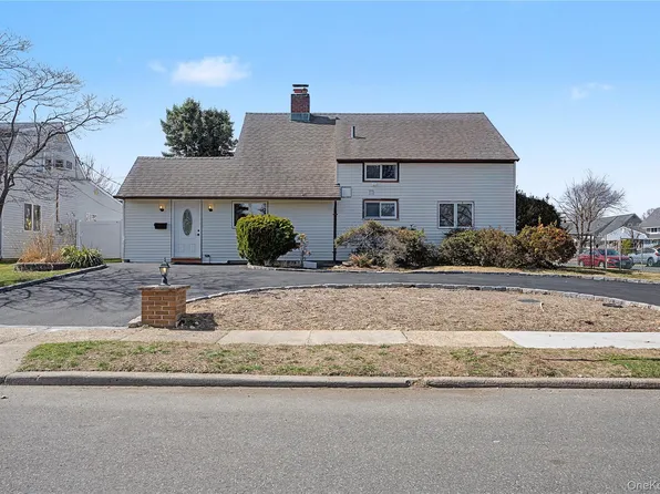 37 Fork Lane, Hicksville, NY 11801