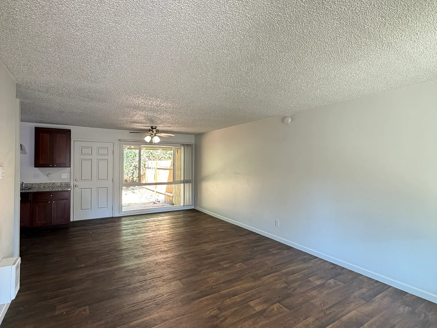 3 bed, 950 sqft, $1,895 — Photo 4