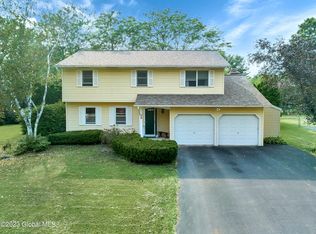 26 Longmeadow Dr, Delmar, NY 12054