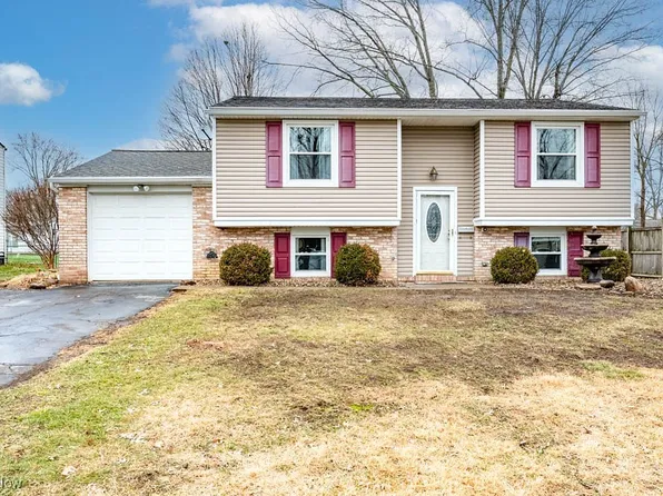 151 Blossom Ln, Niles, OH 44446
