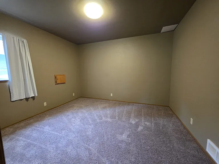 384 Selkirk Dr — Photo 18