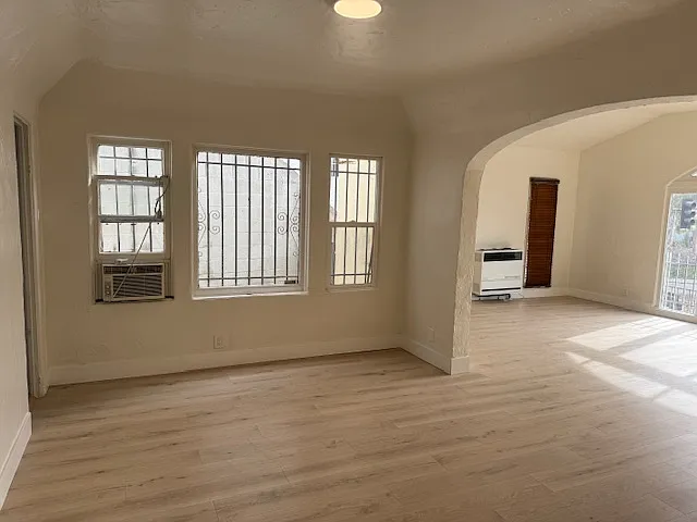 2338 N Cahuenga Blvd — Photo 13