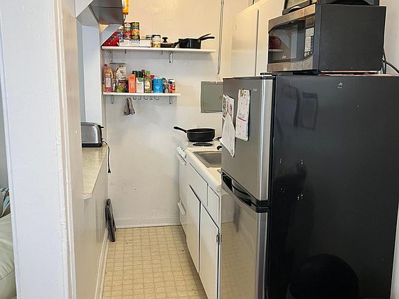 4th image of 3342-3345 N Marshfield Ave #27