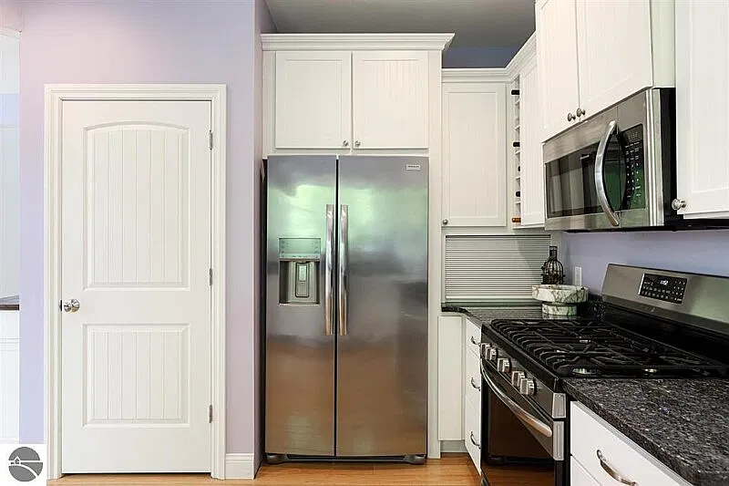 3 bed, 3.5 bath, 2520 sqft, $3,300 — Photo 3