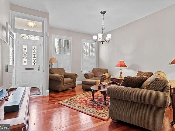 4th image of 906 Green St
